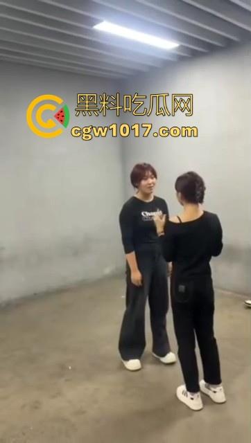 沈阳精神小妹约架群殴，两大帮派集结多人，相互开撕火拼，打得再狠点啊，把逼都扣爆她！  第6张