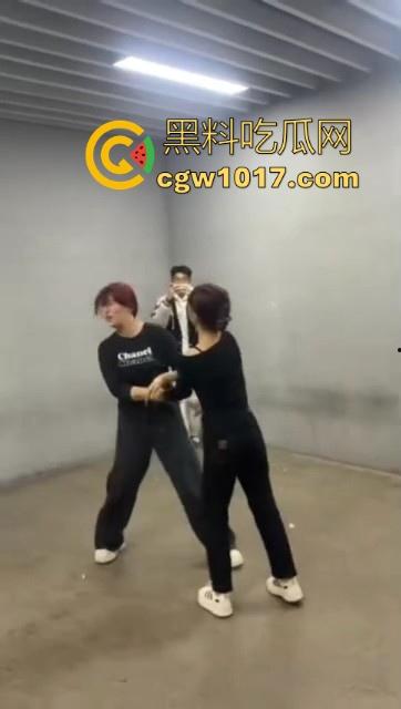 沈阳精神小妹约架群殴，两大帮派集结多人，相互开撕火拼，打得再狠点啊，把逼都扣爆她！  第7张