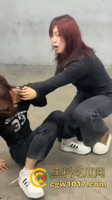 沈阳精神小妹约架群殴，两大帮派集结多人，相互开撕火拼，打得再狠点啊，把逼都扣爆她！  第9张