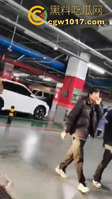 沈阳精神小妹约架群殴，两大帮派集结多人，相互开撕火拼，打得再狠点啊，把逼都扣爆她！  第12张