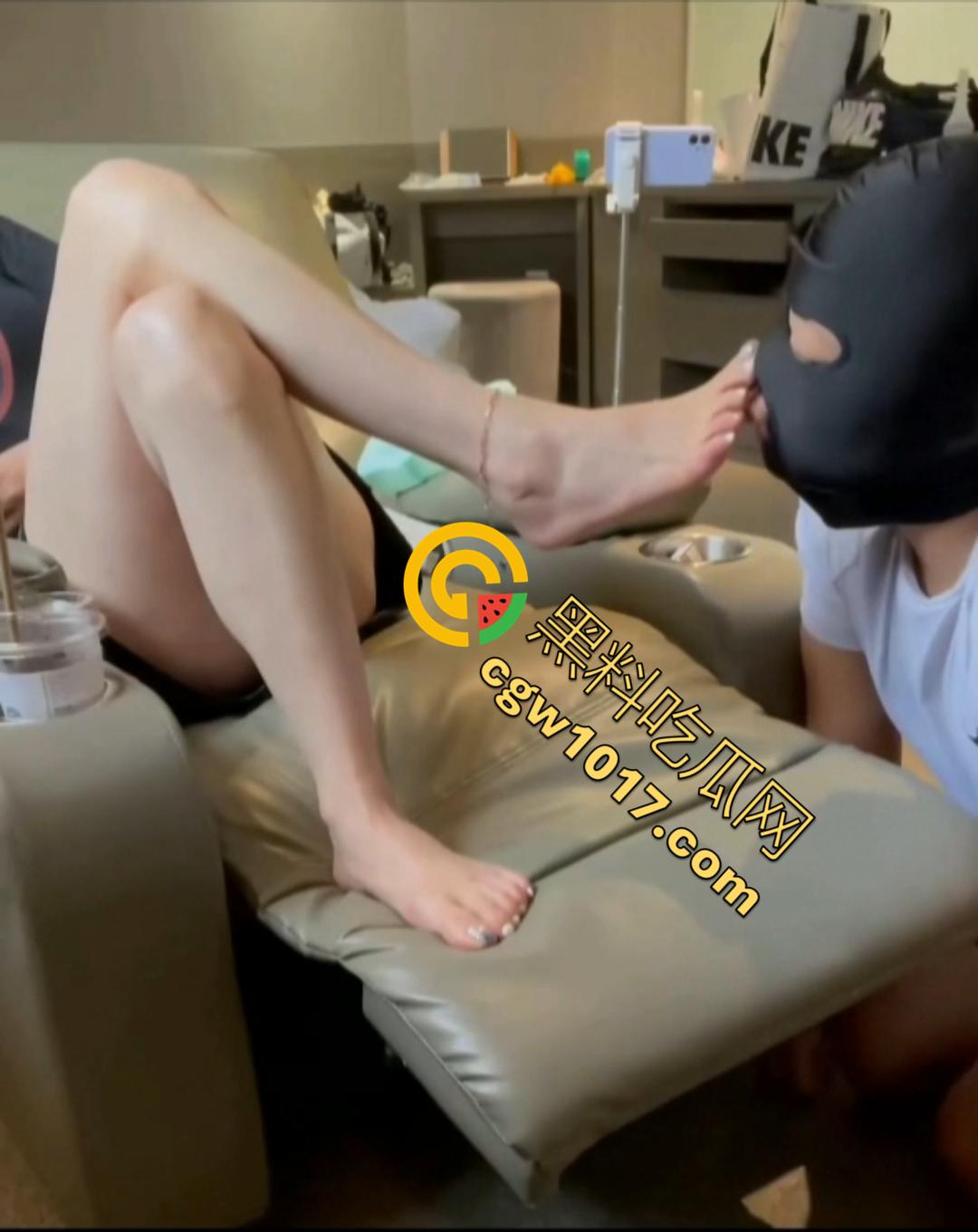 【艾彩女王】最新原创调教男奴!高跟踩脸,舌头清洗脚趾 男奴舔到射精求女王放过! 第2张 【艾彩女王】最新原创调教男奴!高跟踩脸,舌头清洗脚趾 男奴舔到射精求女王放过! 第2张