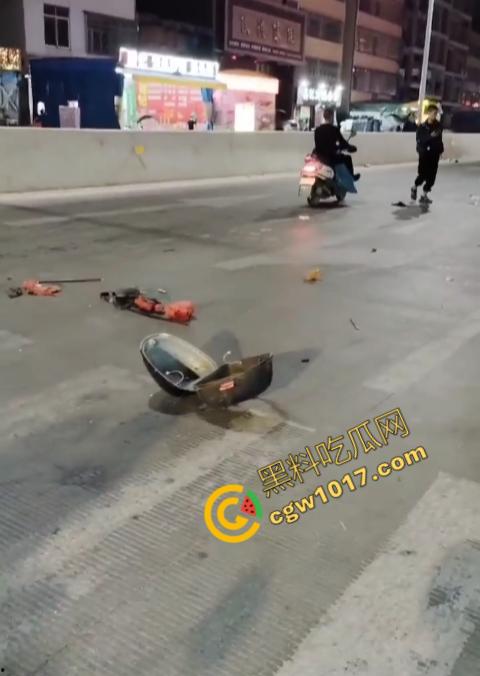 普宁市血腥车祸现场曝光！摩托车被撞飞，车主血流一地，惨不忍睹，幸存者惨叫声撕心裂肺，围观者目无法直视！  第1张