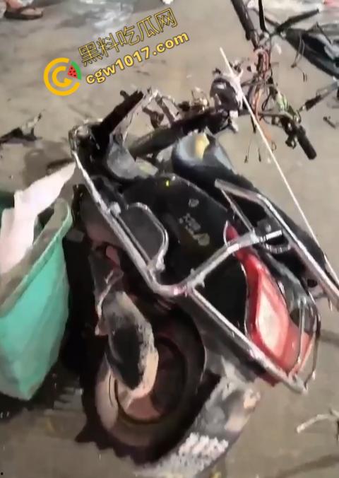 普宁市血腥车祸现场曝光！摩托车被撞飞，车主血流一地，惨不忍睹，幸存者惨叫声撕心裂肺，围观者目无法直视！  第2张