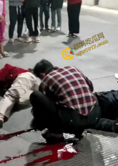 普宁市血腥车祸现场曝光！摩托车被撞飞，车主血流一地，惨不忍睹，幸存者惨叫声撕心裂肺，围观者目无法直视！  第5张