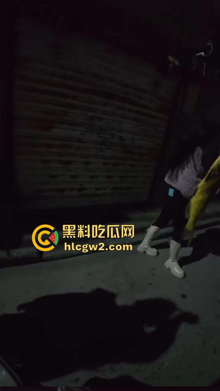 钓鱼佬想换小姐姐十分钟激情 拿条黄辣丁换草逼 小姐姐一脸嫌弃 把人当翘嘴钓呢? 第2张 钓鱼佬想换小姐姐十分钟激情 拿条黄辣丁换草逼 小姐姐一脸嫌弃 把人当翘嘴钓呢? 第2张