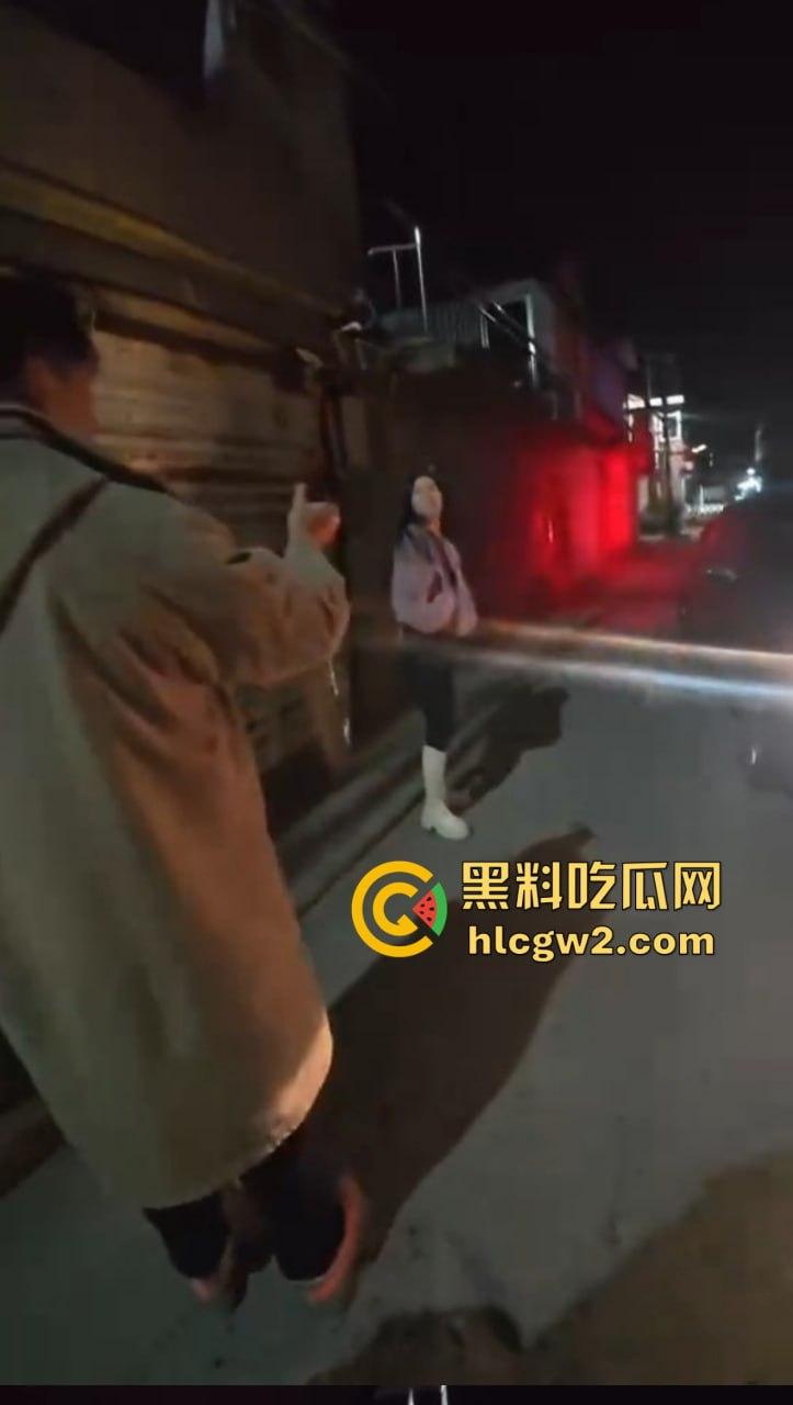 钓鱼佬想换小姐姐十分钟激情 拿条黄辣丁换草逼 小姐姐一脸嫌弃 把人当翘嘴钓呢? 第3张 钓鱼佬想换小姐姐十分钟激情 拿条黄辣丁换草逼 小姐姐一脸嫌弃 把人当翘嘴钓呢? 第3张