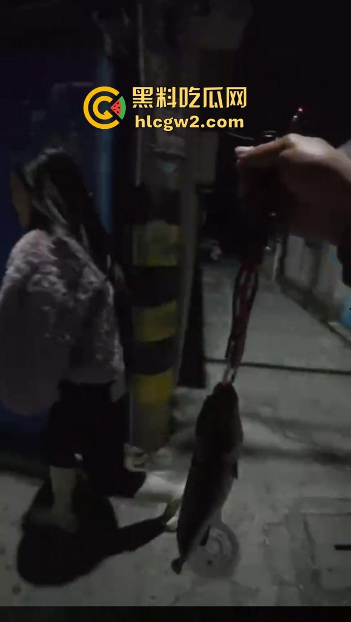 钓鱼佬想换小姐姐十分钟激情 拿条黄辣丁换草逼 小姐姐一脸嫌弃 把人当翘嘴钓呢? 第9张 钓鱼佬想换小姐姐十分钟激情 拿条黄辣丁换草逼 小姐姐一脸嫌弃 把人当翘嘴钓呢? 第9张