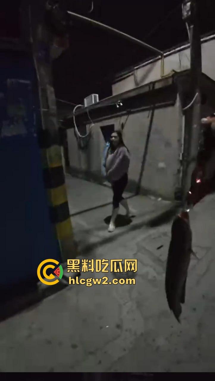 钓鱼佬想换小姐姐十分钟激情 拿条黄辣丁换草逼 小姐姐一脸嫌弃 把人当翘嘴钓呢? 第12张 钓鱼佬想换小姐姐十分钟激情 拿条黄辣丁换草逼 小姐姐一脸嫌弃 把人当翘嘴钓呢? 第12张