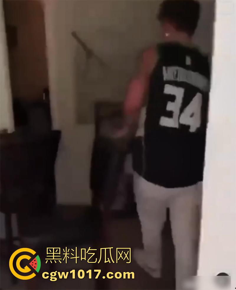 最屌捉奸时刻，都挨拳头了还没拔出来，全程对峙鸡巴一直在逼里，这是还打算继续么？不射出来誓不罢休啊！  第1张