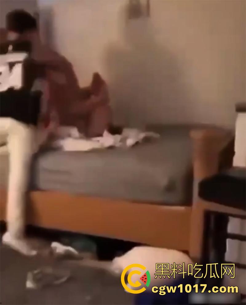 最屌捉奸时刻，都挨拳头了还没拔出来，全程对峙鸡巴一直在逼里，这是还打算继续么？不射出来誓不罢休啊！  第3张