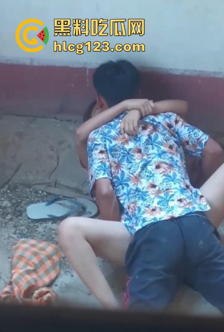 牛子操作拉满！废弃房屋里的激情野战，情侣无套激战被偷拍，玩得真是够野！  第3张