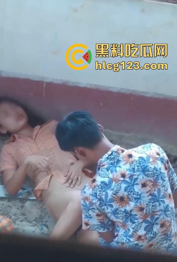 牛子操作拉满！废弃房屋里的激情野战，情侣无套激战被偷拍，玩得真是够野！  第6张