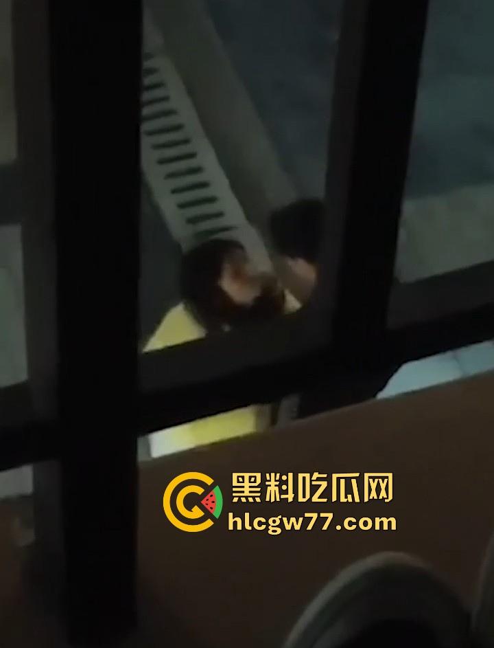 广西建设职业技术学院情侣校园野战被拍 小女友主动蹲地口 大学生真的是太会玩了！  第1张