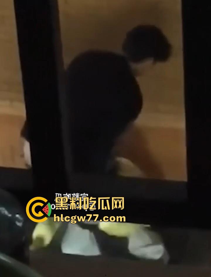 广西建设职业技术学院情侣校园野战被拍 小女友主动蹲地口 大学生真的是太会玩了！  第3张