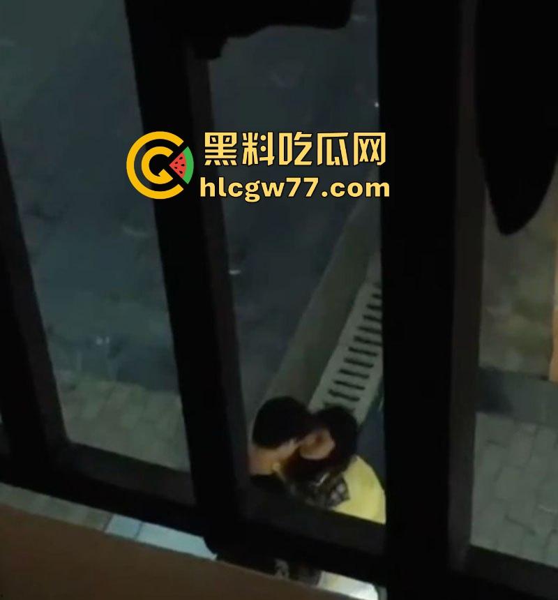 广西建设职业技术学院情侣校园野战被拍 小女友主动蹲地口 大学生真的是太会玩了！  第6张