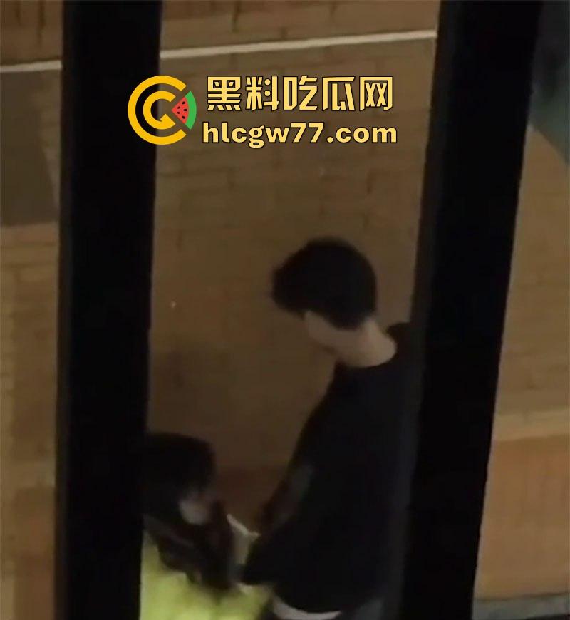 广西建设职业技术学院情侣校园野战被拍 小女友主动蹲地口 大学生真的是太会玩了！  第7张