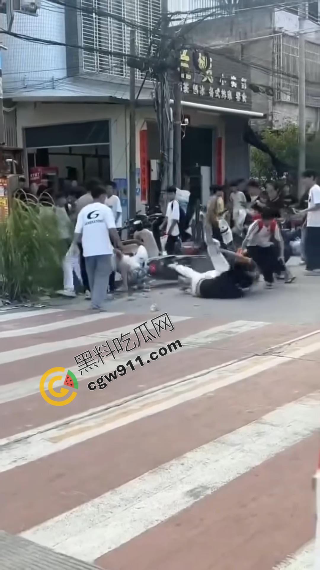 湖南怀化街边初中生街头大打出手,眼镜少女奋力劝架,围观群众难以阻挡!重伤小伙头破血流 第1张 湖南怀化街边初中生街头大打出手,眼镜少女奋力劝架,围观群众难以阻挡!重伤小伙头破血流 第1张