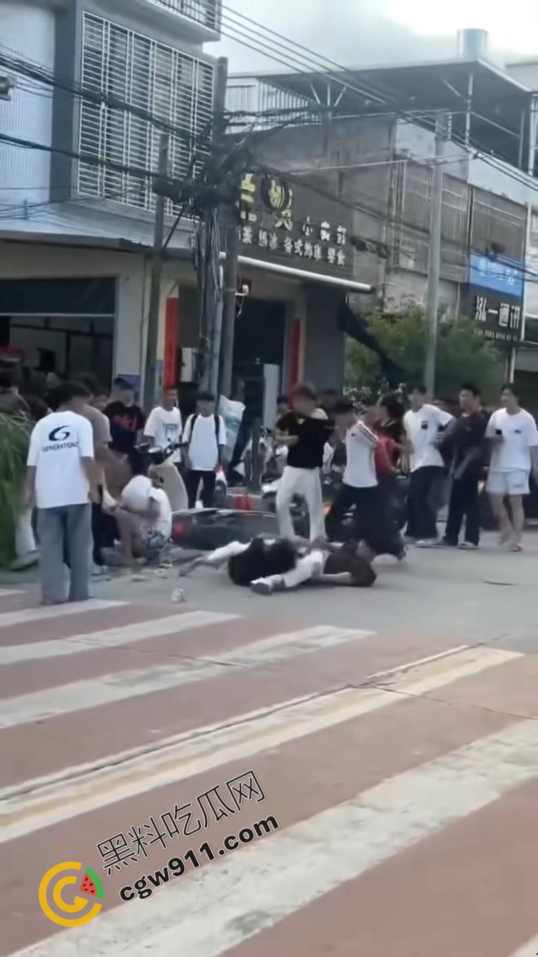 湖南怀化街边初中生街头大打出手,眼镜少女奋力劝架,围观群众难以阻挡!重伤小伙头破血流 第3张 湖南怀化街边初中生街头大打出手,眼镜少女奋力劝架,围观群众难以阻挡!重伤小伙头破血流 第3张