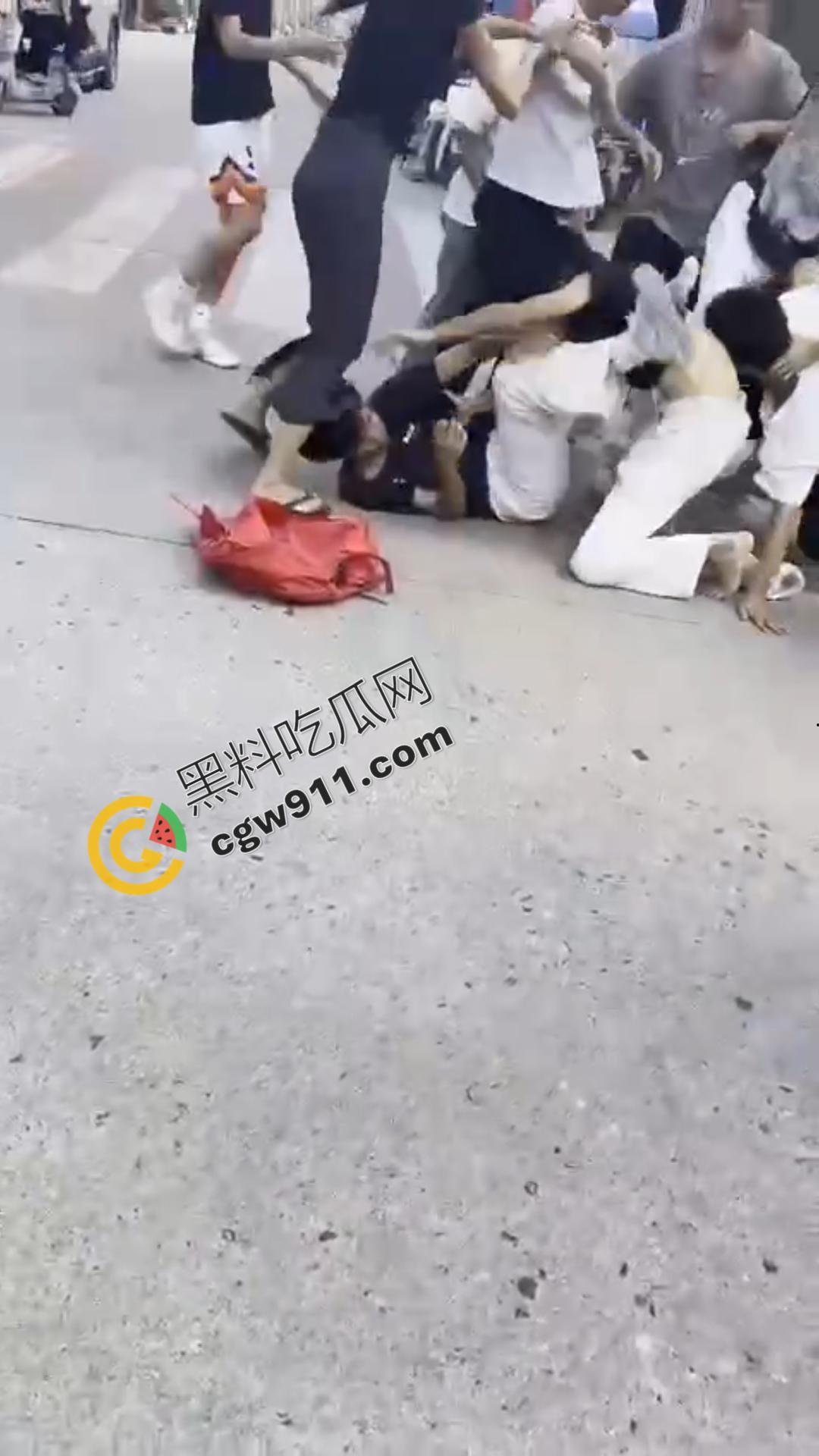 湖南怀化街边初中生街头大打出手,眼镜少女奋力劝架,围观群众难以阻挡!重伤小伙头破血流 第5张 湖南怀化街边初中生街头大打出手,眼镜少女奋力劝架,围观群众难以阻挡!重伤小伙头破血流 第5张