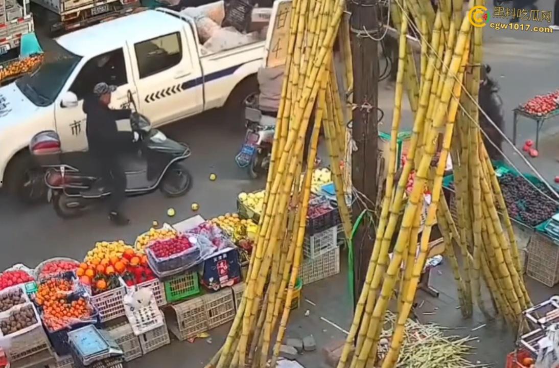 辽宁丹东城管暴力执法，多次提醒水果摊占用道路，直接掀翻小贩苦苦求饶，摊位瞬间空荡，这活该占道太解气了啊！  第3张
