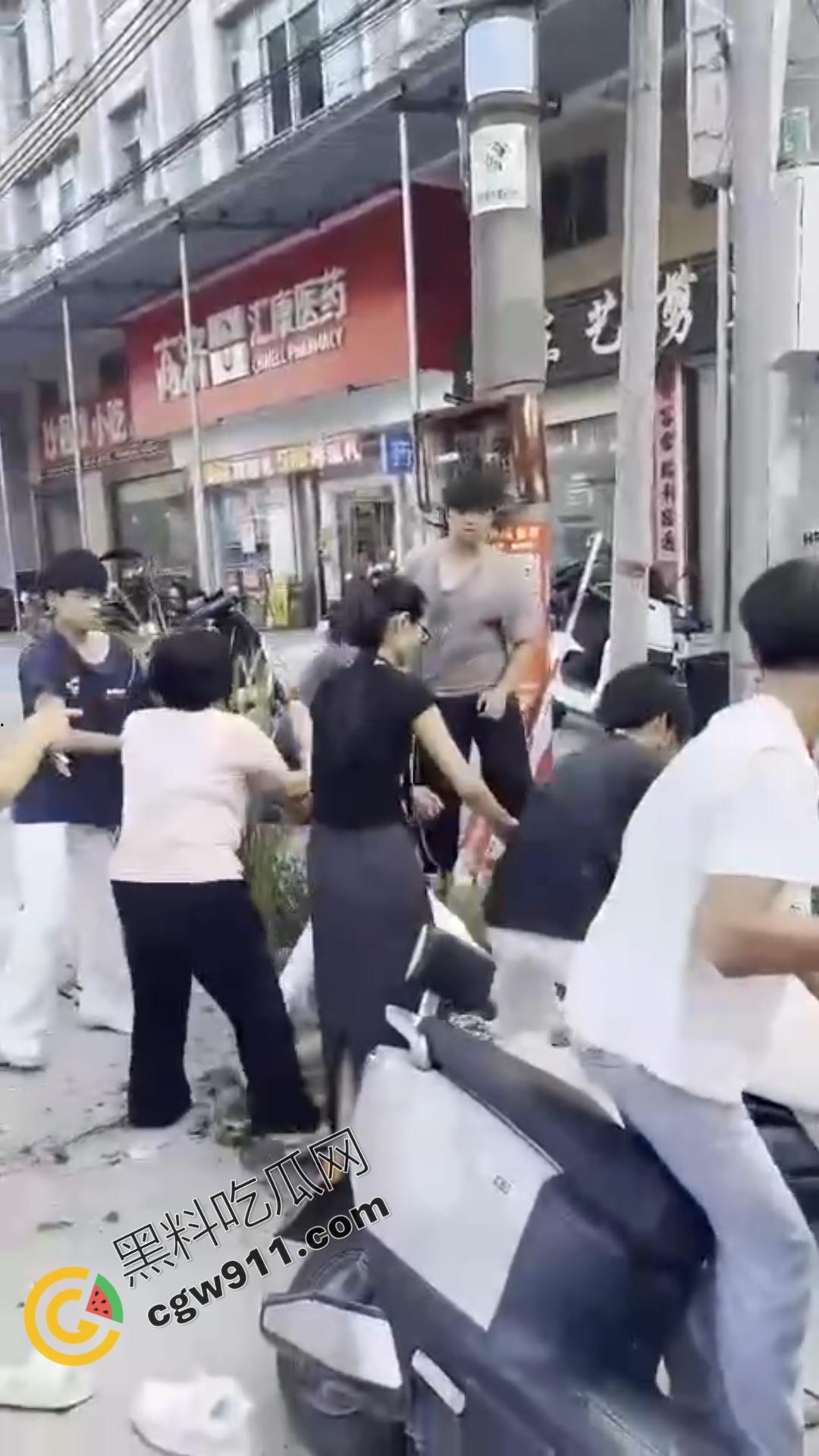 湖南怀化街边初中生街头大打出手,眼镜少女奋力劝架,围观群众难以阻挡!重伤小伙头破血流 第6张 湖南怀化街边初中生街头大打出手,眼镜少女奋力劝架,围观群众难以阻挡!重伤小伙头破血流 第6张