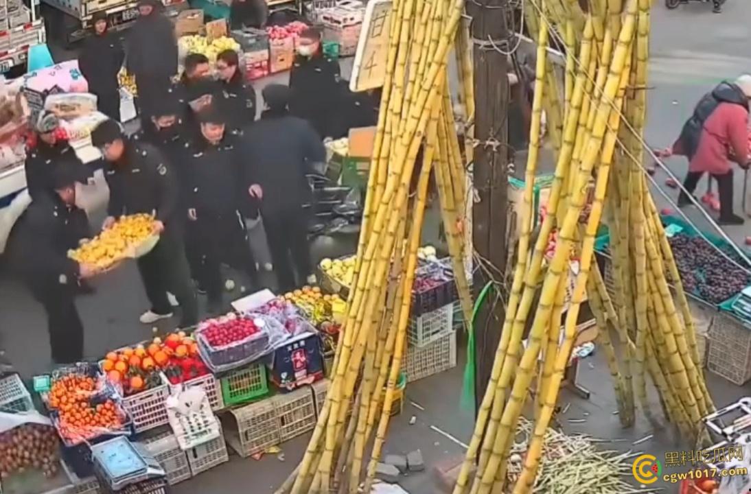 辽宁丹东城管暴力执法，多次提醒水果摊占用道路，直接掀翻小贩苦苦求饶，摊位瞬间空荡，这活该占道太解气了啊！  第5张