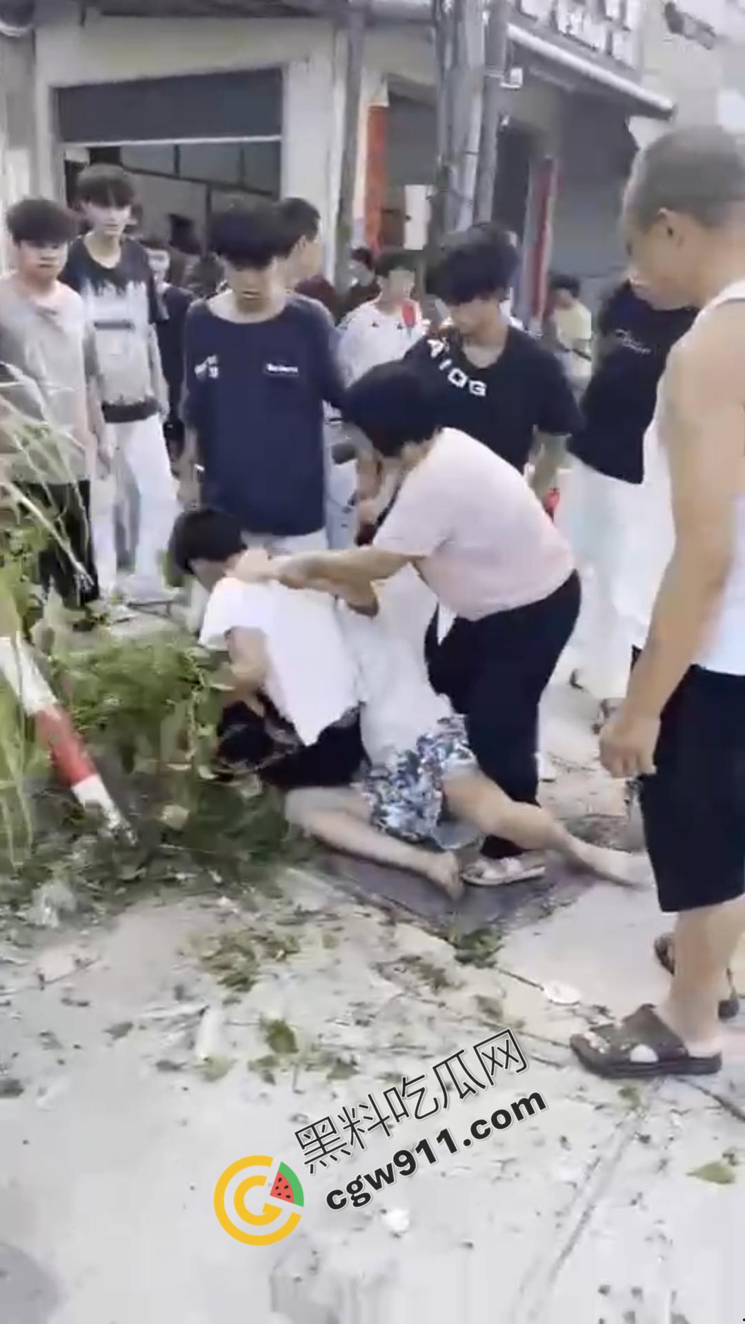 湖南怀化街边初中生街头大打出手,眼镜少女奋力劝架,围观群众难以阻挡!重伤小伙头破血流 第7张 湖南怀化街边初中生街头大打出手,眼镜少女奋力劝架,围观群众难以阻挡!重伤小伙头破血流 第7张