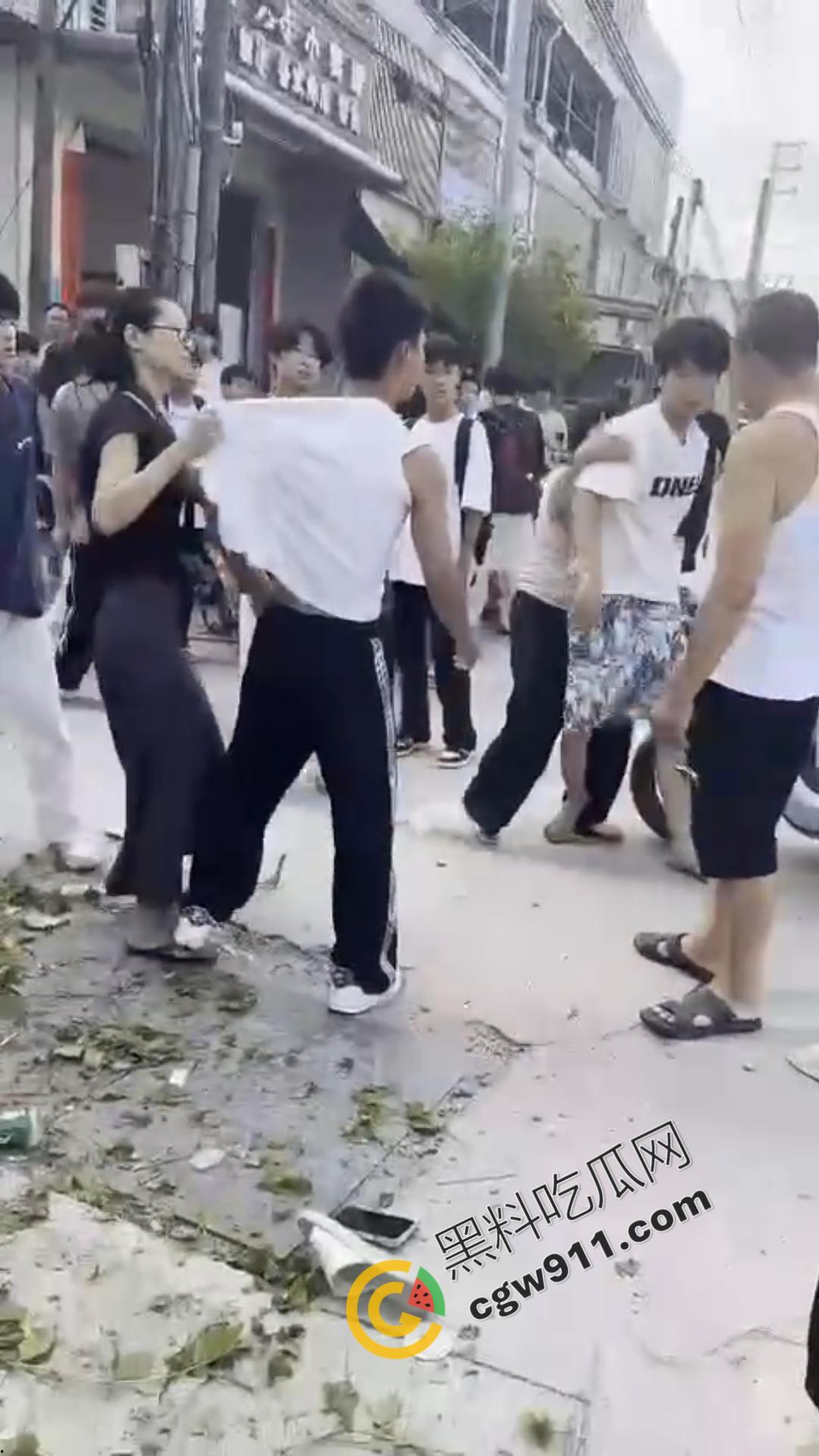 湖南怀化街边初中生街头大打出手,眼镜少女奋力劝架,围观群众难以阻挡!重伤小伙头破血流 第9张 湖南怀化街边初中生街头大打出手,眼镜少女奋力劝架,围观群众难以阻挡!重伤小伙头破血流 第9张