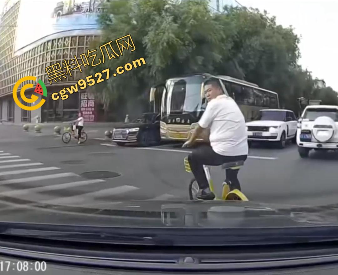 00后小鲜肉怒路症发作！街头反复怒撞大叔，下车继续叫嚣：“ 没人治你， 00后治你”  第2张