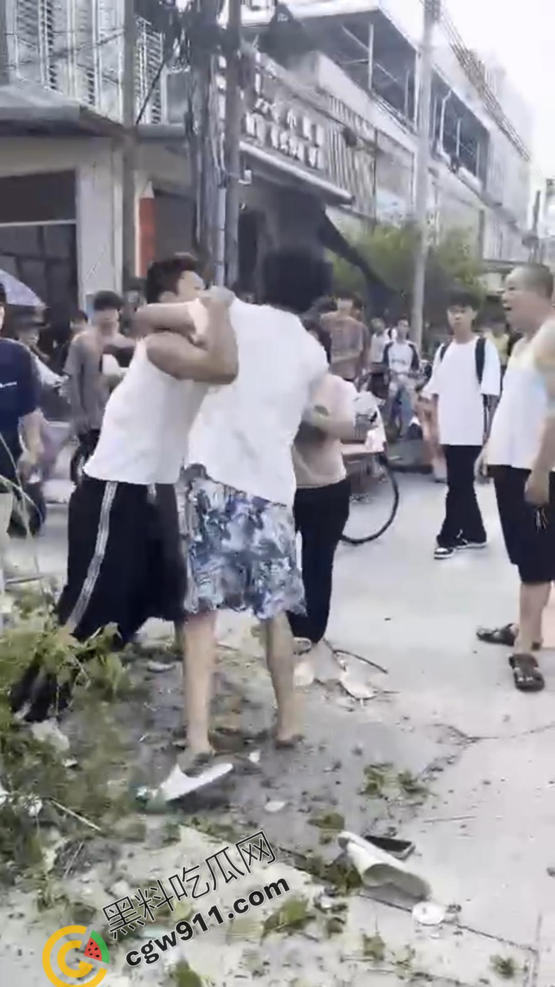 湖南怀化街边初中生街头大打出手,眼镜少女奋力劝架,围观群众难以阻挡!重伤小伙头破血流 第10张 湖南怀化街边初中生街头大打出手,眼镜少女奋力劝架,围观群众难以阻挡!重伤小伙头破血流 第10张
