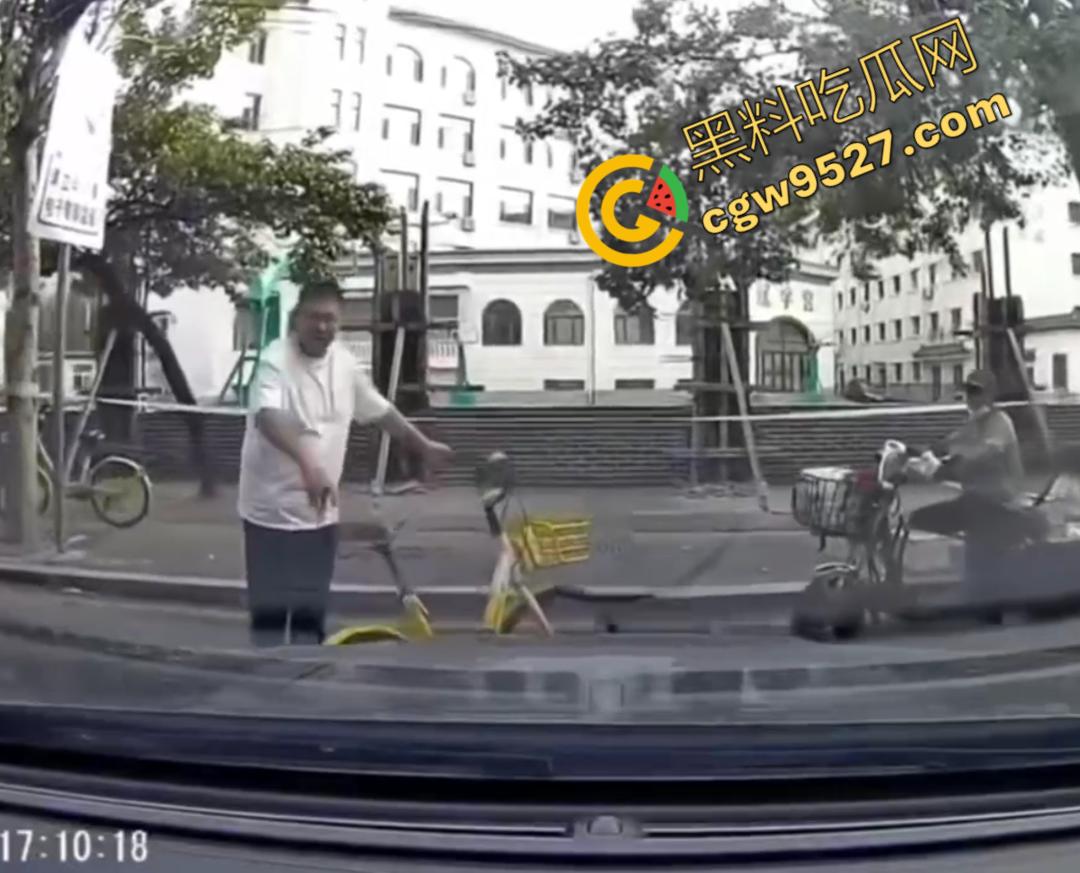00后小鲜肉怒路症发作！街头反复怒撞大叔，下车继续叫嚣：“ 没人治你， 00后治你”  第3张