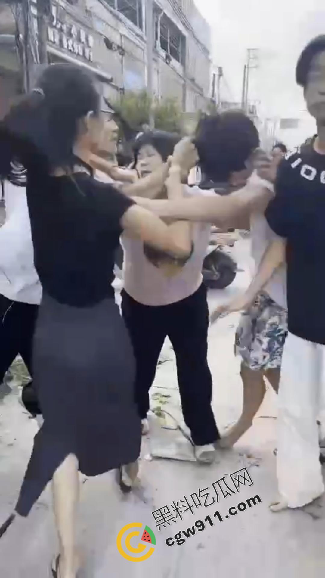 湖南怀化街边初中生街头大打出手,眼镜少女奋力劝架,围观群众难以阻挡!重伤小伙头破血流 第11张 湖南怀化街边初中生街头大打出手,眼镜少女奋力劝架,围观群众难以阻挡!重伤小伙头破血流 第11张