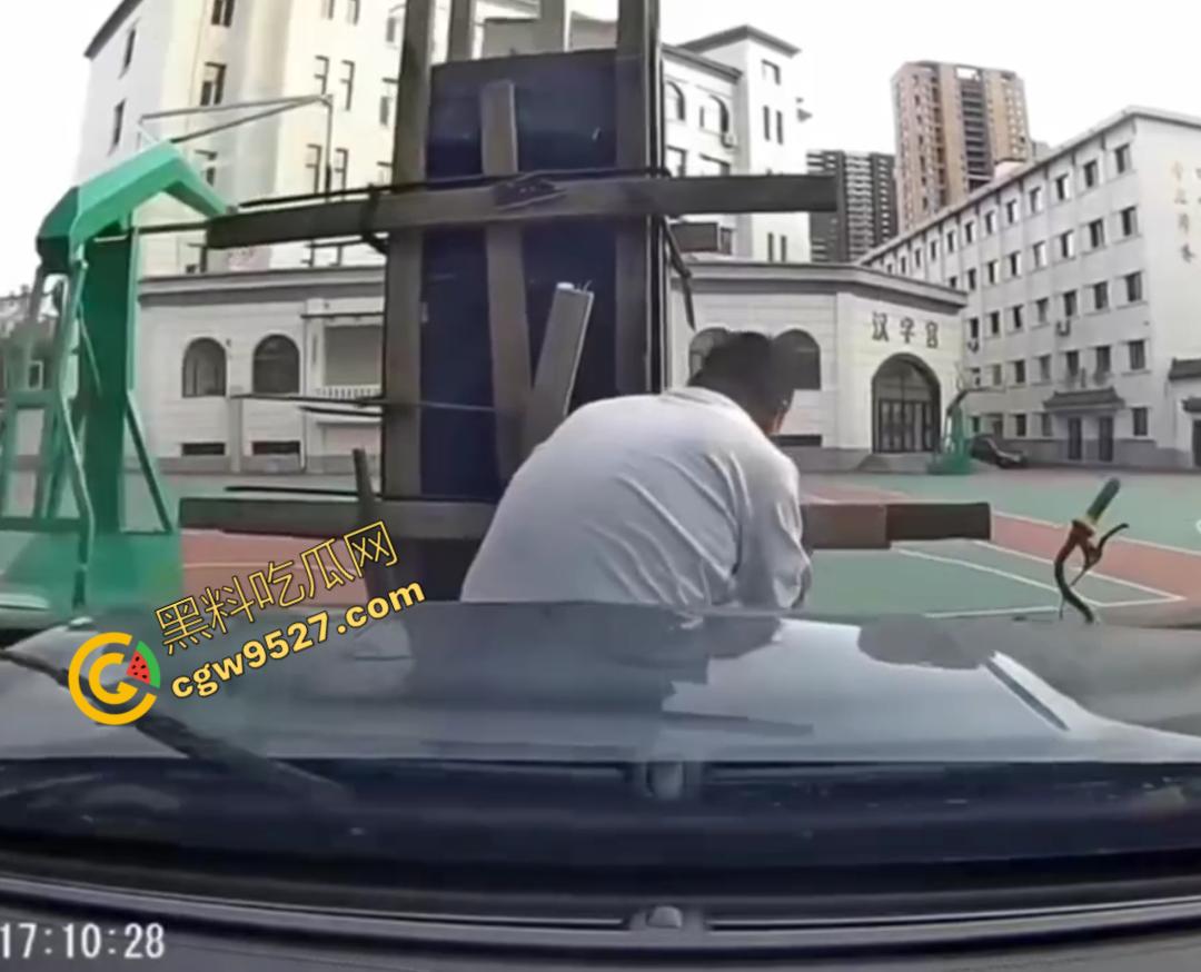 00后小鲜肉怒路症发作！街头反复怒撞大叔，下车继续叫嚣：“ 没人治你， 00后治你”  第5张