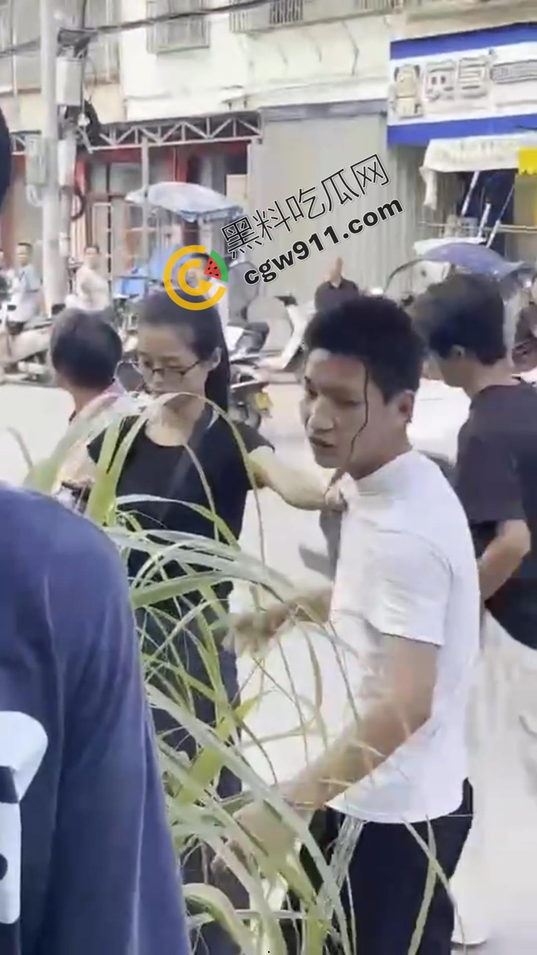 湖南怀化街边初中生街头大打出手,眼镜少女奋力劝架,围观群众难以阻挡!重伤小伙头破血流 第12张 湖南怀化街边初中生街头大打出手,眼镜少女奋力劝架,围观群众难以阻挡!重伤小伙头破血流 第12张