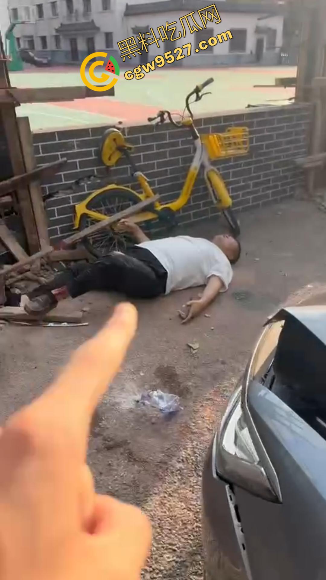 00后小鲜肉怒路症发作！街头反复怒撞大叔，下车继续叫嚣：“ 没人治你， 00后治你”  第6张