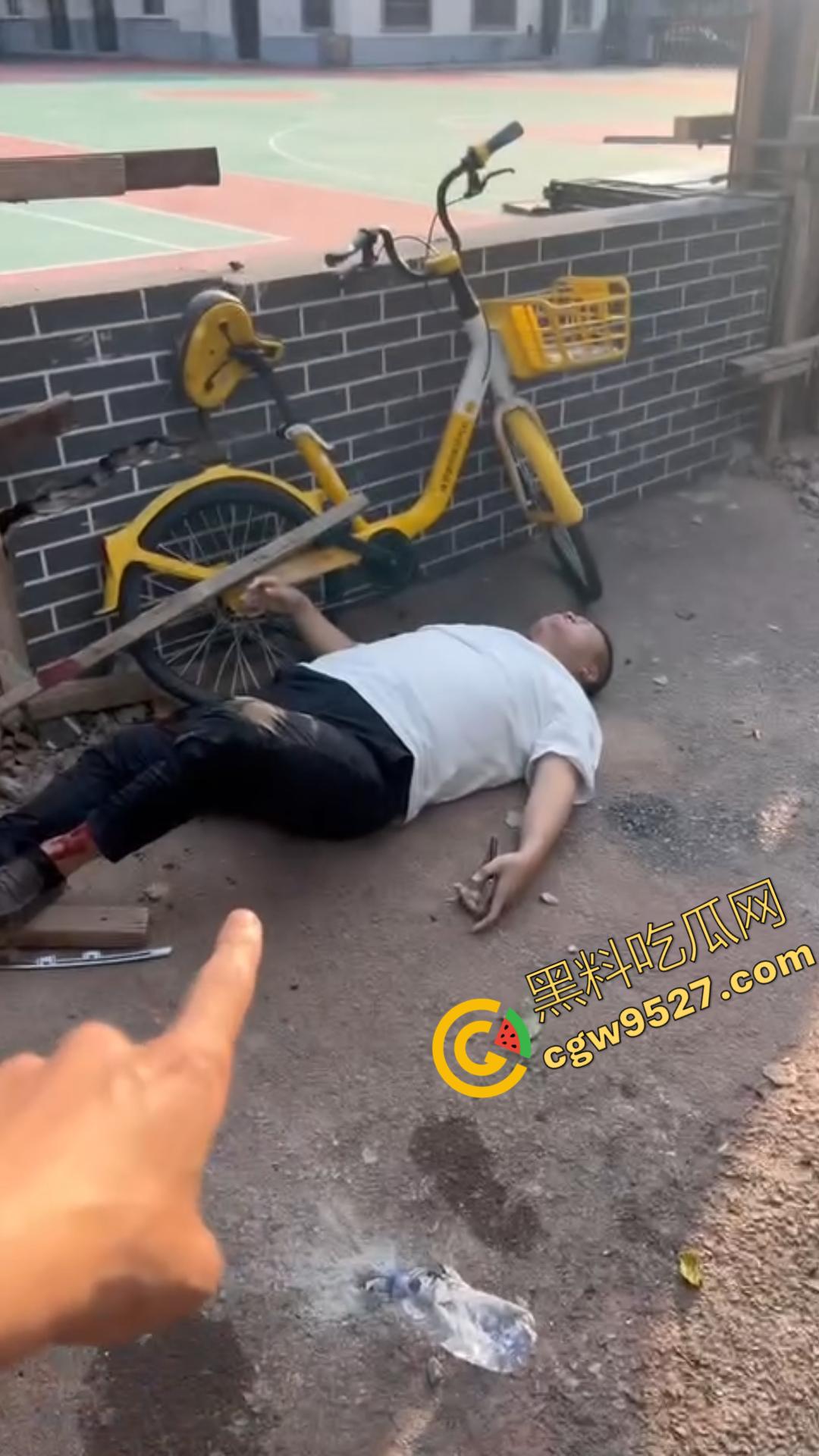 00后小鲜肉怒路症发作！街头反复怒撞大叔，下车继续叫嚣：“ 没人治你， 00后治你”  第7张