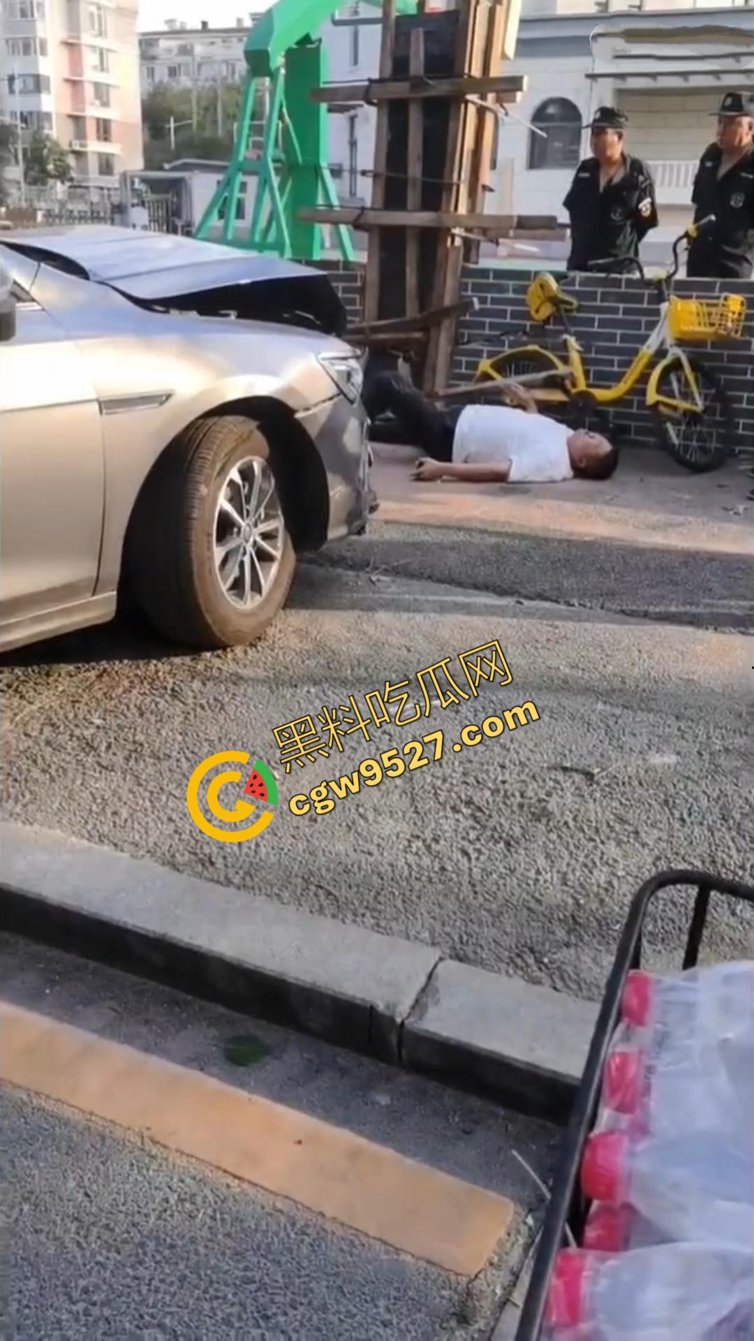 00后小鲜肉怒路症发作！街头反复怒撞大叔，下车继续叫嚣：“ 没人治你， 00后治你”  第8张