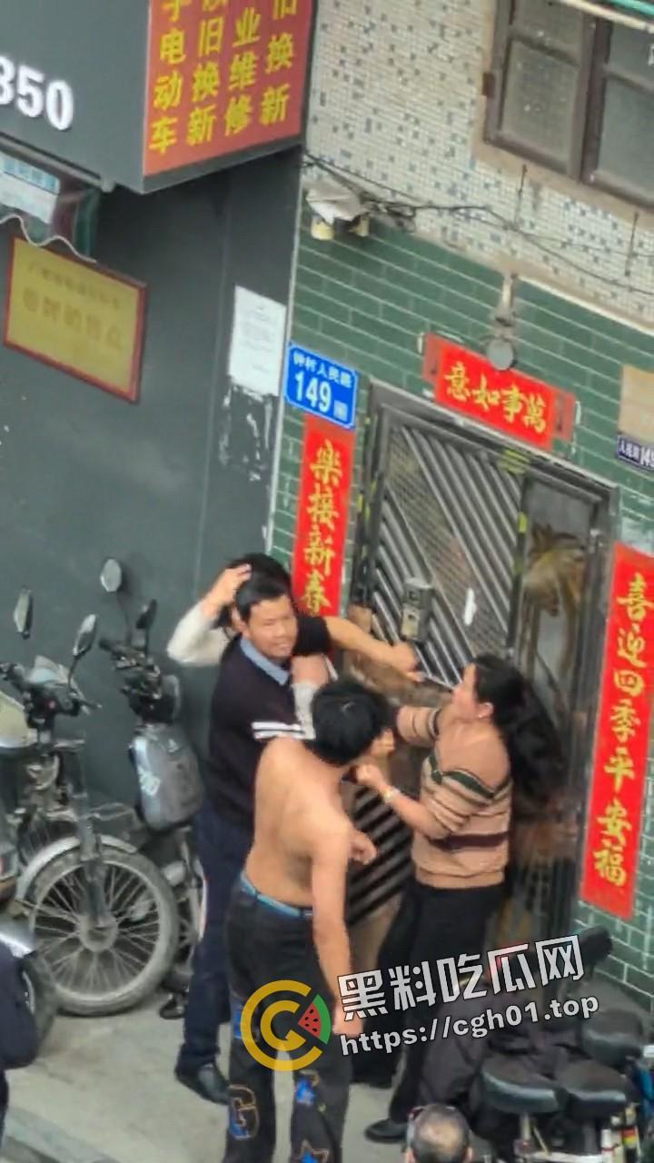 广东番禺 公公出轨儿媳 一家人街上大打出手 场面混乱  民警来了也束手无策 第2张