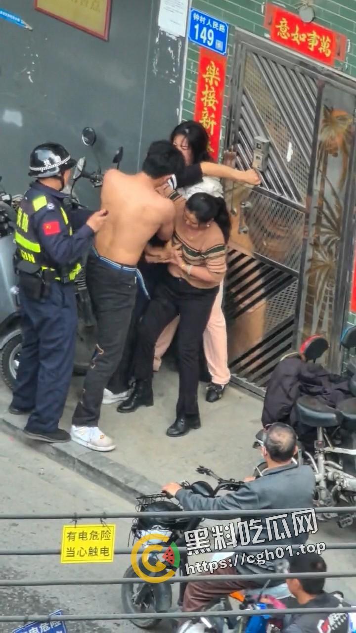广东番禺 公公出轨儿媳 一家人街上大打出手 场面混乱  民警来了也束手无策 第3张
