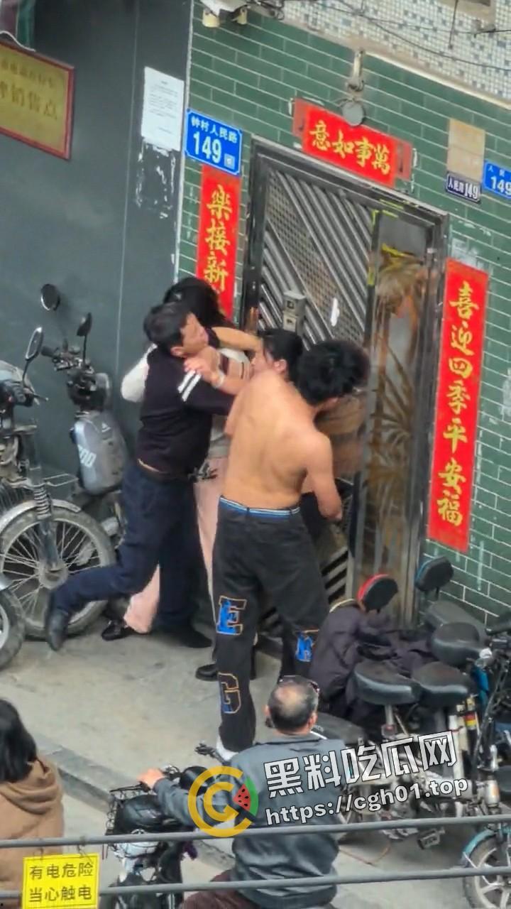 广东番禺 公公出轨儿媳 一家人街上大打出手 场面混乱  民警来了也束手无策 第4张