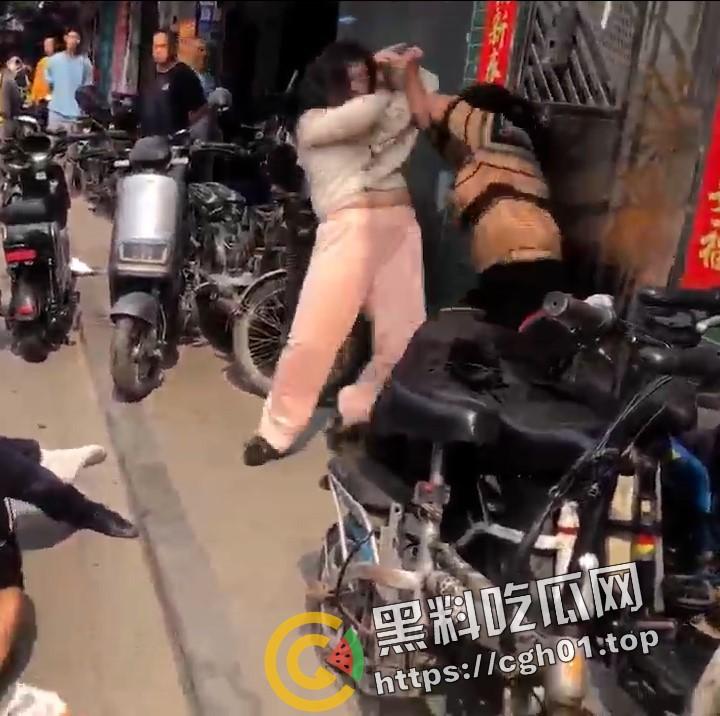 广东番禺 公公出轨儿媳 一家人街上大打出手 场面混乱  民警来了也束手无策 第5张