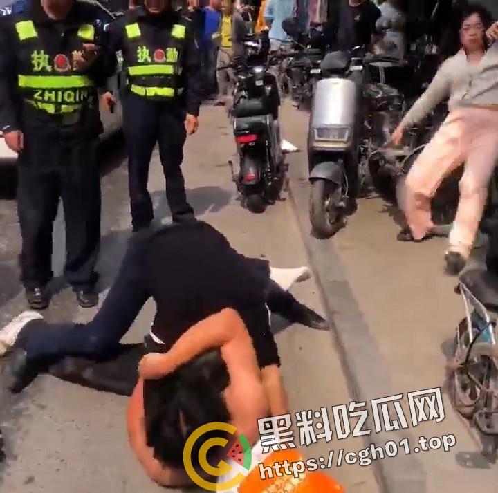 广东番禺 公公出轨儿媳 一家人街上大打出手 场面混乱  民警来了也束手无策 第6张