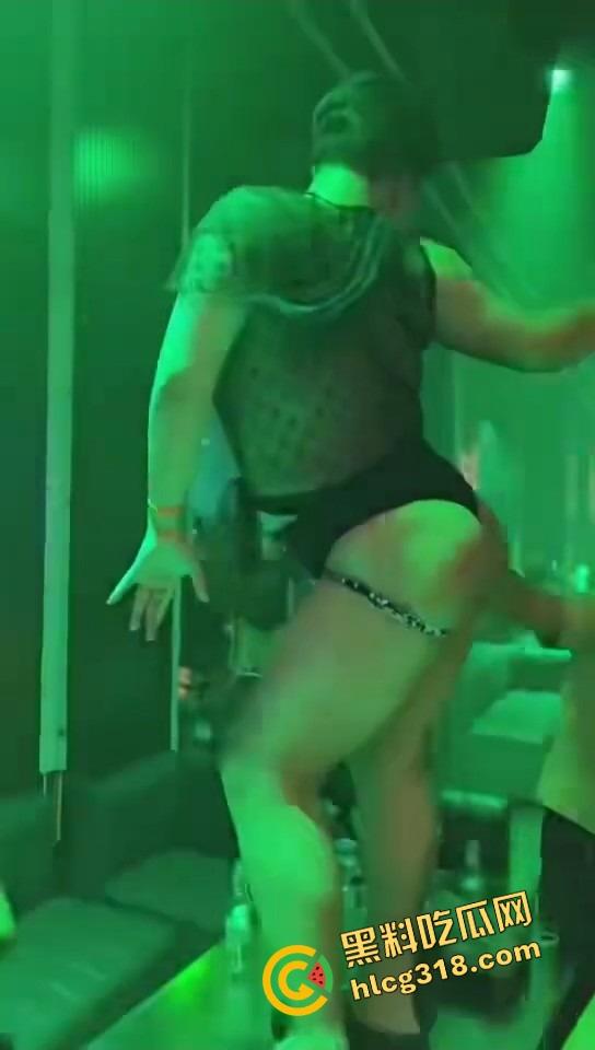 成都夜场男模骚气透视装勒出屁股缝桌上热舞,富婆少妇全程口水直流,这还真是天府之国该有的排面! 第6张 成都夜场男模骚气透视装勒出屁股缝桌上热舞,富婆少妇全程口水直流,这还真是天府之国该有的排面! 第6张