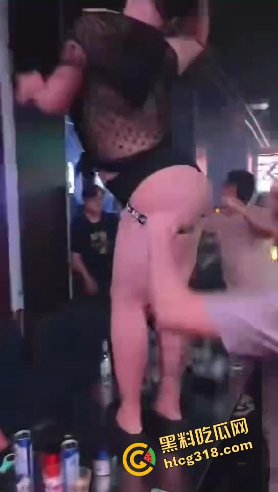 成都夜场男模骚气透视装勒出屁股缝桌上热舞,富婆少妇全程口水直流,这还真是天府之国该有的排面! 第7张 成都夜场男模骚气透视装勒出屁股缝桌上热舞,富婆少妇全程口水直流,这还真是天府之国该有的排面! 第7张