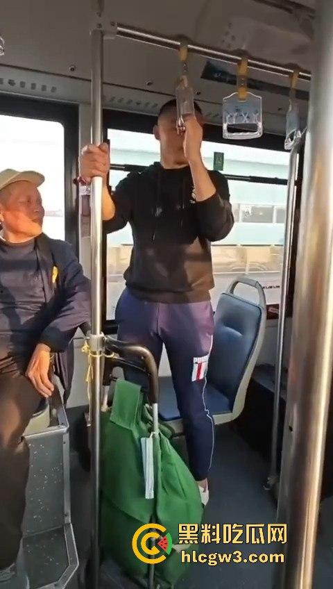 坦克小仙女坐公交大声喧哗反怼劝阻者 结果遇上硬茬 下车被骂到破防 大爷在车上笑得不行！  第1张