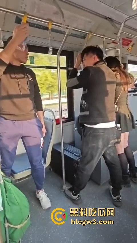 坦克小仙女坐公交大声喧哗反怼劝阻者 结果遇上硬茬 下车被骂到破防 大爷在车上笑得不行！  第4张