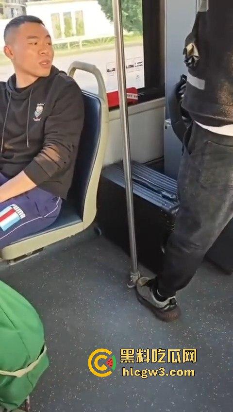 坦克小仙女坐公交大声喧哗反怼劝阻者 结果遇上硬茬 下车被骂到破防 大爷在车上笑得不行！  第7张