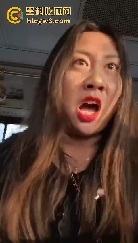 坦克小仙女坐公交大声喧哗反怼劝阻者 结果遇上硬茬 下车被骂到破防 大爷在车上笑得不行！  第8张