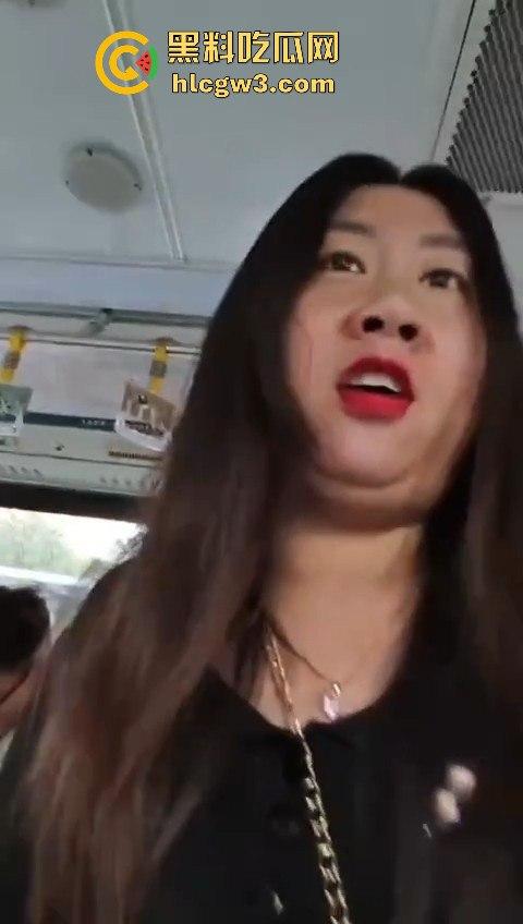 坦克小仙女坐公交大声喧哗反怼劝阻者 结果遇上硬茬 下车被骂到破防 大爷在车上笑得不行！  第9张
