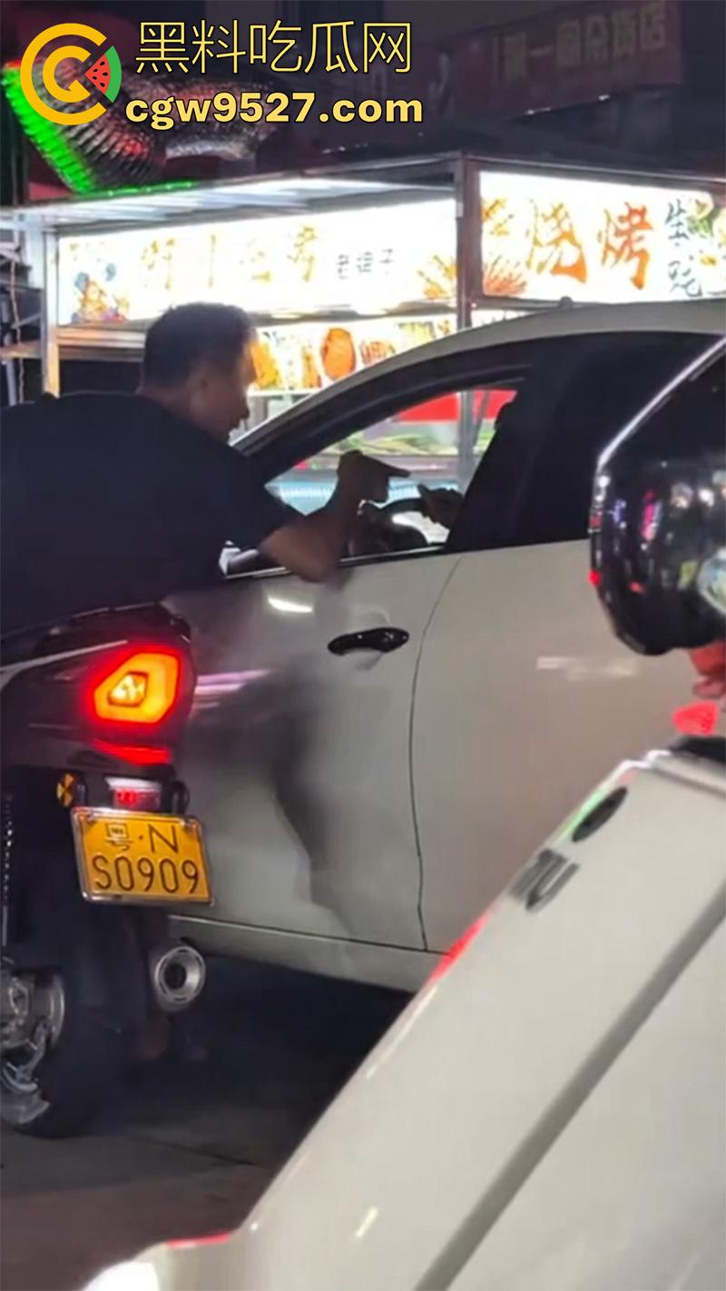 潮汕两男子打架，因车辆剐蹭疯狂对骂，下车互殴以为是王者，结果却是俩青铜，一顿出招未伤分毫！  第1张